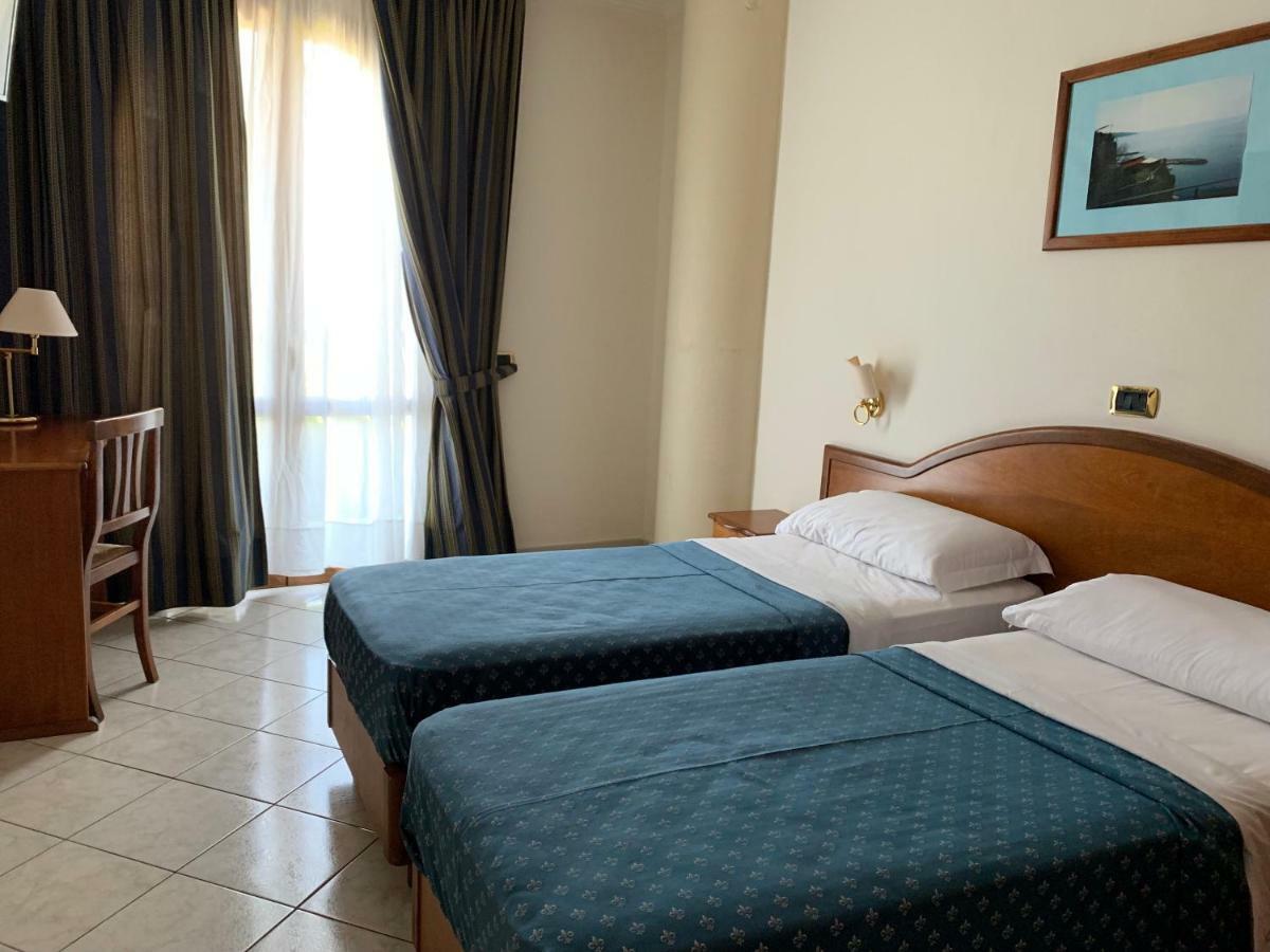 Hr Hotel & Spa ปิอาโนดิซอร์เรนโต ภายนอก รูปภาพ